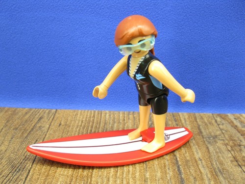 Surferin mit surfbrett figur - mit,