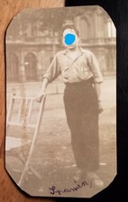 Barcelona Spanien - 1926 - neben einem Stuhl stehender Junge / Foto