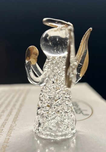 Glasfigur auf spiegel - glasfigur,