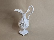 Dekorativer Metall-Krug / Vase – Höhe ca. 19 cm – Weiß mit Goldakzenten – Barock