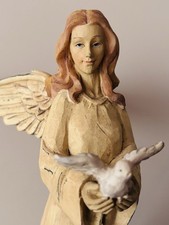 Stehender Engel mit weißer