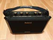 Roland Mobile AC Acoustic Chorus mit Gitarrenkabel