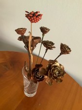 Vintage alte Blumen aus Holz / Tannenzapfen / Draht