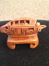 Dschunke antike Nuss Miniaturschnitzerei mit beweglichen Türen Holzsockel China