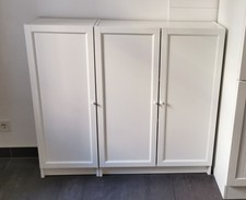 Zweiteiliges, weißes Regal mit Türen zu verkaufen (Abholung zwischen 01.-08.07.)