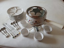 Fondueset für 6 Personen: Teller, Schälchen, Gabeln, Löffel