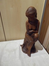 Figur,Frauenfigur,Ton?,Keramik?, Statue,Frauenstatue,sitzende Frau,Skulptur
