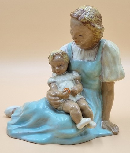 Anrührende keramikfigur einer - anrührende,