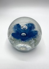 Briefbeschwerer Glas Caithness Schottland Morning Dew Blüte Blume Glaskunst