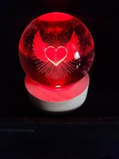 Glaskugel mit Holzsockel, ca 6cm, elektr. Beleuchtung, Farbwechsel  Herz