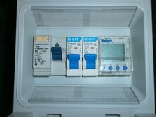 Verteilerkasten mit FI Schalter 2 Sicherungsautomaten und Astrouhr