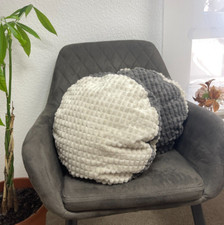 Runde handgefertigte Kuschelkissen aus flauschigem Polyester – Weiß oder Grau