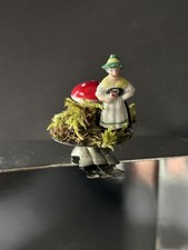 ausgefallener Christbaumschmuck Fliegenpilz auf Clip mit Porzellanfigur