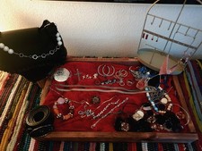 Schmuck Konvolut Ca.55 Teile + neue Tasche + Metall-Ständer + Gürtel – ungeprüft