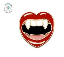 Anstecker klein Halloween Vampir Herz Zähne Gebiß Glücksbringer Geschenkidee