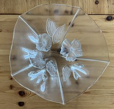 Glasschüssel mit Blumendeko