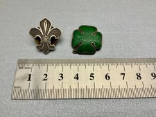 Zwei Pfadfinderabzeichen