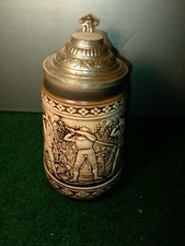 Bierkrug mit Relief Motive & Zinndeckel