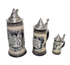 Bierkrug mit Spitzdeckel aus Zinn, und Bayernwappen aus Zinn, drei Größen,