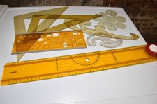 Konvolut Zeichengeräte, 7 Teile: Symbolschablone, Dreiecke, Kurvenschablonen