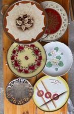 5 alte Tortenplatten (altes Kuchengeschirr) Metall  Porzellan m. Gebrauchsspuren