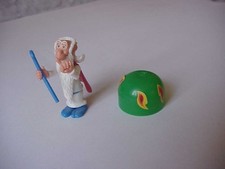 Miraculix mit Wanderstock und Kochkessel und 5 Aufkleber - aus Asterix EU 1990