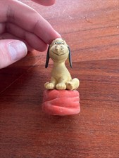 Figur Hund Wum auf Hocker 7cm