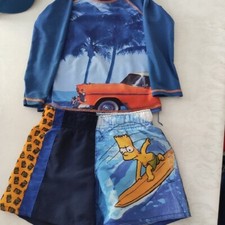 Badeshorts, Schwimmshirt mit UV-Schutz + Bademantel, Hut mit Nackenschutz Gr. 98