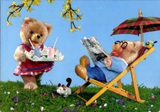 Ak Teddybären, Liegestuhl, Zeitung, Teddyfrau mit Tablett - 4327404