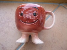 Tasse, Humpen, mit Henkel und Füßen, Gesicht auf der Tasse, braun, innen weiß