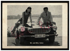Ansichtskarte Mr. und Mrs. Volvo, Reklame für Volvo 1800 S mit Originalautogramm