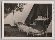 Frau liest im Heft auf Liege -