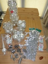 KONVOLUT  75 WEIHNACHTSKUGELN WEISS/ SILBER GLAS  1 BAUMSPITZE GLAS  DIV. DEKO