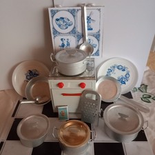 Herd, Töpfe für Puppenküche , Blech, Reibe, Kelle, Pfanne,  Servierplatten usw.