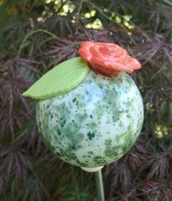 Rosenkugel mit Rose und Blatt