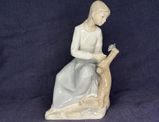 Nao By Lladro Frau beobachtet