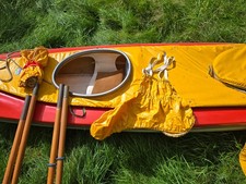 Hartschalen-Zweierkajak, rotweiß, gebraucht, mit Zubehör (Paddel, Bootswagen)