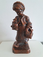 geschnitzte Wachsfigur - Ein Mädchen hält eine Henne - Wachskunst - Höhe 34 cm