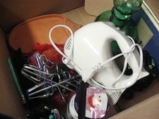 Flohmarktkiste u.a. Mixer, Blechdosen, Türgarderoben, Flaschenverschlüsse, Deko