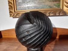 Schöne gedrechselte schwarze