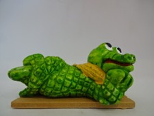 Sammelfigur / Krokodil liegt auf Liegeholz - 70 mm lang