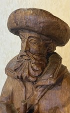 Große Holzfigur Wanderer