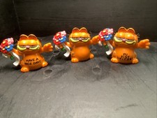 3x United Feature Bully