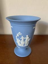Wedgwood Jasperware Vase blau / weiß mit Relief - England - 13 cm hoch