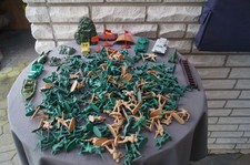Konvolut von ca.210 Plastik Soldaten 3,5 cm-5,5 cm + ein wenig Zubehör