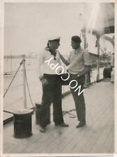 Foto Marine Kreuzer Köln Ober Maat an Deck  im Gespräch X156