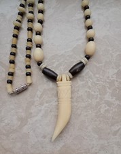 Herrenhalskette mit Zahnanhänger,geschnitzt