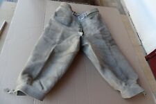 alte L= 70 cm LEDERHOSE abgetragene Rauhleder DEKO Motorradfahrer Oldtimer Hose