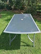 Garten- oder Terrassentisch mit Glasplatte