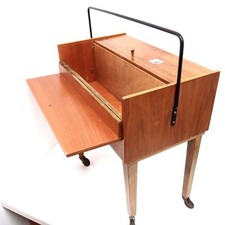 Nähkasten Teak Holz braun mit Beine Rollen Nähtisch 60er tragbar 58cm sewing box